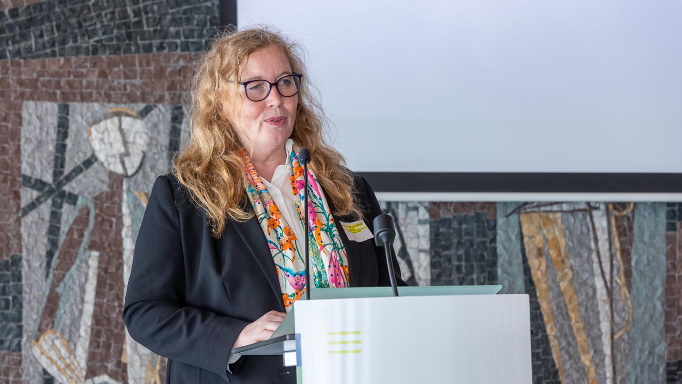 Annegret Schulte-Althoff, Leiterin der Fortbildungsakademie Herne, spricht am Rednerpult