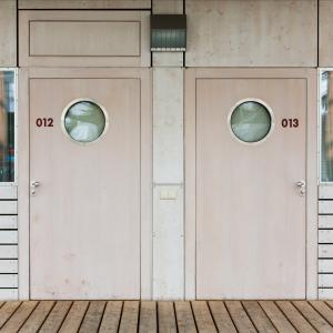 Zwei geschlossene Hoteltüren in der Fortbildungsakademie